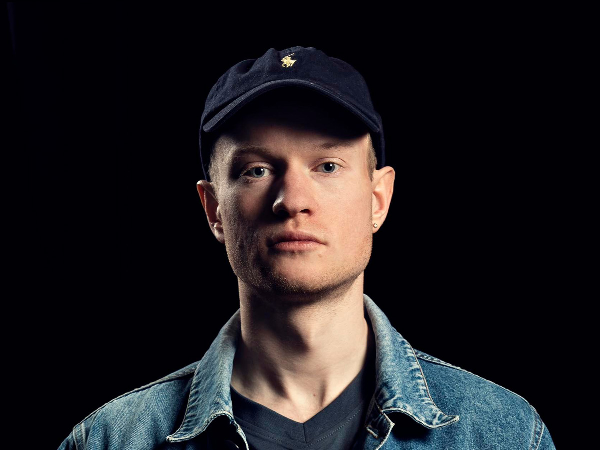 Mattias Thedens holding a Hardanger fiddle